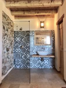 ポンティ・スル・ミンチョにあるCasa Bardallaのバスルーム(洗面台、ガラス張りのシャワー付)