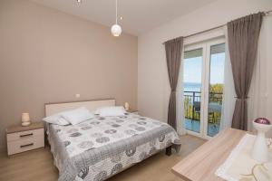 een slaapkamer met een bed en uitzicht op de oceaan bij Sea View Apartment Gin Brela in Brela