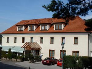 Budova, kde se hotel nachází + 11 fotografií