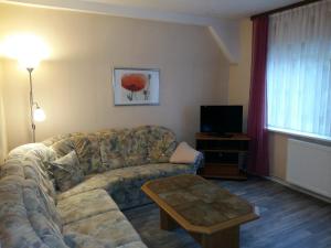 sala de estar con sofá y mesa en Apartments Carmen, en Braunlage
