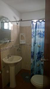 baño con lavabo y cortina de ducha en Cabañas "Las Caracolas", en Costa Azul
