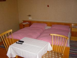 Łóżko lub łóżka w pokoju w obiekcie Janserhof