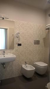 シラクーサにあるB&B Casa D'alleriのバスルーム(洗面台、トイレ付)