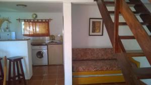 una cocina y una escalera en una casa en Cabañas "Las Caracolas", en Costa Azul