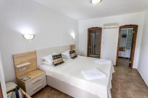 A bed or beds in a room at Dalyan Garden Pension