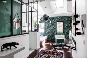 Une Chambre Chez Dupont في بوردو: غرفة معيشة مع كلب أسود على رف