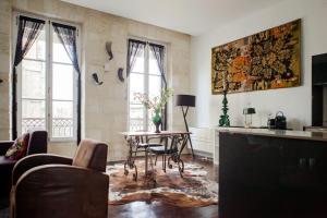 Posezení v ubytování Une Chambre Chez Dupont