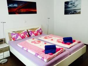 Postel nebo postele na pokoji v ubytování Rhein Melodie riverview luxury