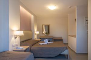 Posteľ alebo postele v izbe v ubytovaní AGRELLI Hotel & Suites