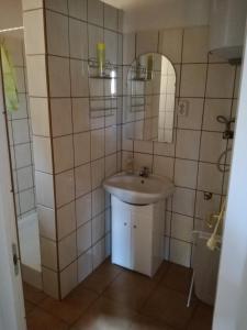 łazienka z umywalką i lustrem w obiekcie Guliba Vendégház w Bogácsu