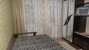 ゲレンジークにあるApartment on Timiryazevaのベッドルーム1室(シマウマのプリントベッド1台、窓付)