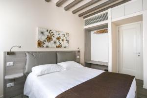 Ένα ή περισσότερα κρεβάτια σε δωμάτιο στο Rialto Suite 1602