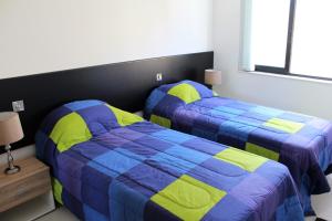 Giường trong phòng chung tại Chimes - Gozo Bellevue Homes