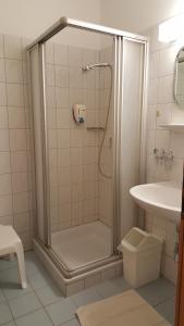 Bilik mandi di Hotel Geier