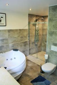 Ein Badezimmer in der Unterkunft Apartment am Römerkreis