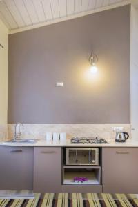 uma cozinha com um lavatório e uma bancada em Iolanda Apartment 30m from Seaside em Alghero