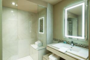 Koupelna v ubytování Le Chabrol Hotel & Suites