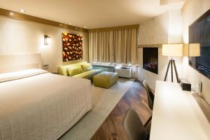 Postel nebo postele na pokoji v ubytování Le Chabrol Hotel & Suites