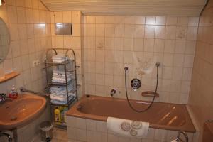 Koupelna v ubytování Ferienwohnung Ausblick + 2 fotografie