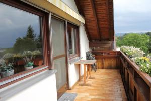 - odkryty balkon z ławką i oknem w obiekcie Ferienwohnung Ausblick w mieście Weißensberg
