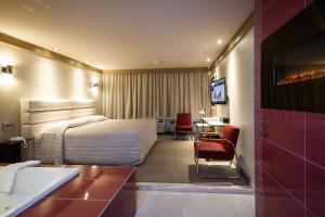 TV a/nebo společenská místnost v ubytování Le Chabrol Hotel & Suites