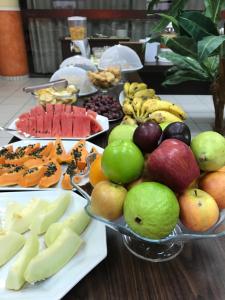 uma mesa com diferentes tipos de frutas e produtos hortícolas em Larison Hotéis - Ji-Paraná em Ji-Paraná