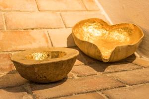 two wooden bowls with a heart on a brick floor at Blancos Rooms Hotel in Peniscola