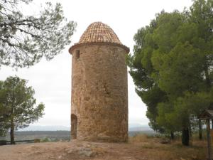 uma velha torre de tijolos no topo de uma colina em Casa rural Vista Alegre , cerca de Valencia y Castellón em Caudiel
