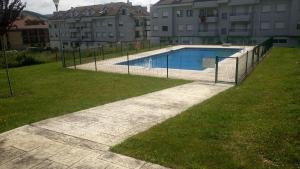 una piscina en un patio junto a algunos edificios en London - LA COLINA, en San Miguel de Meruelo