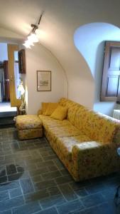 un soggiorno con divano in camera di BORMIO Centro storico a Bormio