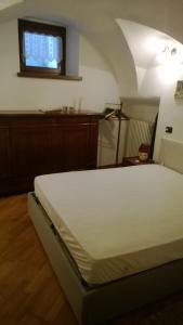 ボルミオにあるBORMIO Centro storicoの窓付きの部屋にベッド付きのベッドルーム1室があります。