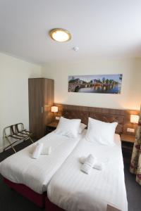 un par de camas en una habitación de hotel en Hotel Park Plantage, en Ámsterdam