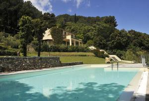 a large swimming pool in front of a house at Residenza Le Sprizze in Bagno
