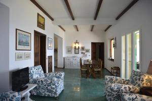 a living room with two couches and a table at Residenza Le Sprizze in Bagno