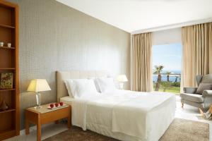 Giường trong phòng chung tại Afitis Boutique Hotel