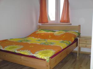 Dąb PolskiにあるZielony Domek Dab Polskiのベッドルーム(ベッド1台、窓付)