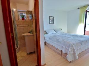 Postel nebo postele na pokoji v ubytování Apartments Fabijanić
