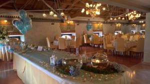 uma sala de jantar com mesas e cadeiras com copos de vinho em Antichi Feudi Dimora D'Epoca em Teggiano