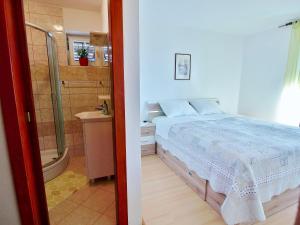 Postel nebo postele na pokoji v ubytování Apartments Fabijanić