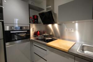 Küche/Küchenzeile in der Unterkunft Montcalm climatisé en plein Écusson