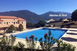 Piscina de la sau aproape de Marina di fiori