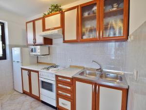 Kuchyň nebo kuchyňský kout v ubytování Apartments Fabijanić