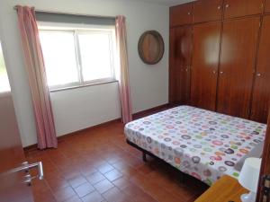 En eller flere senge i et værelse på T2 50m da Praia + 19 billeder