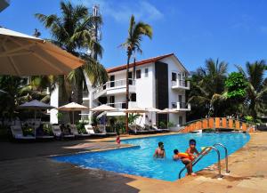 Bazén v ubytování Kyriad Prestige Calangute Goa by OTHPL nebo v jeho okolí