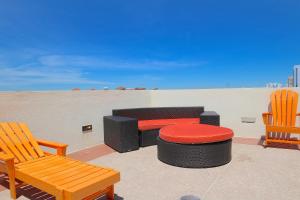 een patio met 2 stoelen, een tafel en een bank bij Ocean Sands Resort by VSA Resorts in Virginia Beach