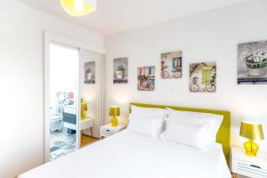1 dormitorio con cama blanca y espejo en Tajla Rooms en Split