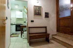 een hal met een trap naar een keuken bij Il Nido Di Asia in Cortona