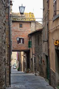 een steegje in een oud gebouw met een straatlicht bij Il Nido Di Asia in Cortona