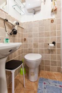 een badkamer met een toilet en een wastafel bij Il Nido Di Asia in Cortona