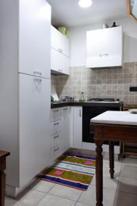 een keuken met een witte koelkast en een tafel bij Il Nido Di Asia in Cortona